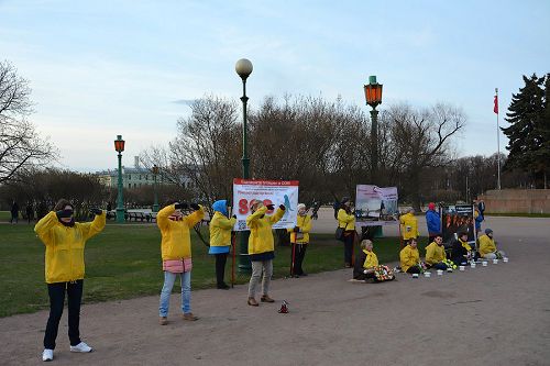 圖1-2：紀念「四二五」，二零一六年四月二十四日，俄羅斯聖彼得堡法輪功學員在戰神廣場舉辦活動傳播法輪功的真相。