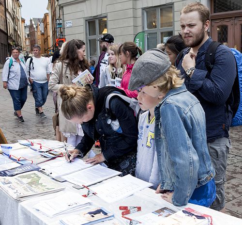 五萬二千多份簽名者大部份是瑞典人，還有來自世界各地的遊客。