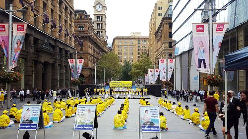 悉尼民眾和法輪功學員在馬丁廣場集會