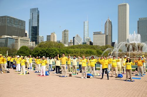 圖2-4：大芝加哥地區法輪功學員在白金漢噴泉廣場集體煉功