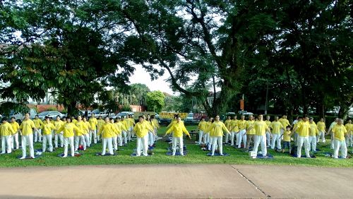 圖6-8：二零一六年五月八日，法輪功學員來到首都吉隆坡著名旅遊景點──蒂蒂旺莎湖濱公園舉行集體煉功，紀念法輪大法洪傳二十四週年。