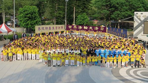 圖1:來自台中、彰化、南投、雲林的台灣中部法輪功學員，慶賀世界法輪大法日的到來，並祝賀師尊生日快樂。