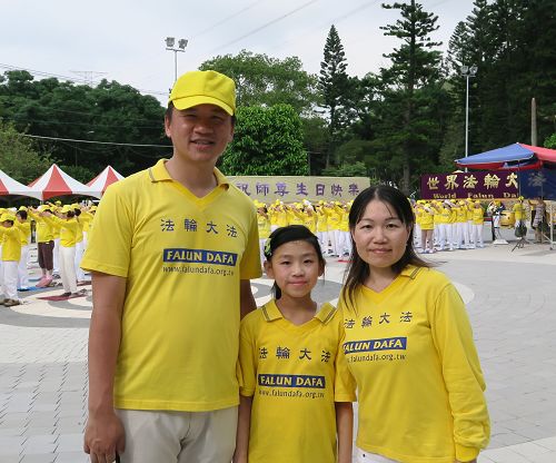 圖10：蘇揚堂和陳小貞夫妻帶孩子參加慶祝活動，他們表示學煉法輪功，全家受益。