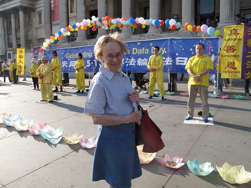圖12：五月八日，新近聽到法輪功真相的九十二歲老人莉娜老人專程來鴿子廣場參與觀看慶祝世界法輪大法日的活動