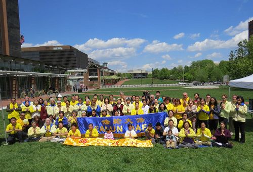 圖1：費城地區的部份法輪功學員在自由鐘景點附近的獨立公園慶祝世界法輪大法日，恭祝師父李洪志先生華誕。