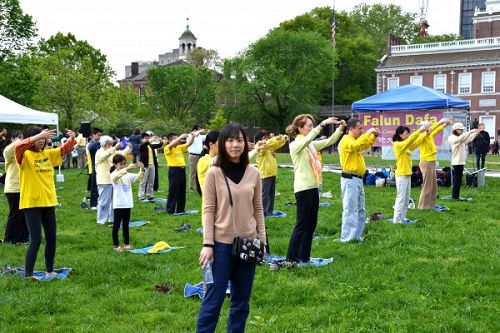 圖11：在美國上大學四年級的中國九十後女生Julia在母親節的呼籲：「還我媽媽自由！」