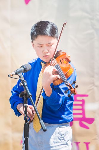 圖7：十三歲的小弟子李緣緣已經可以駕馭高難度小提琴曲。