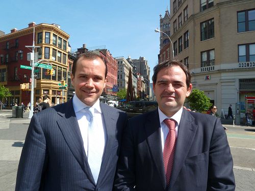 圖10：一家國際投資銀行總裁Iliya Zogovic（左）和該銀行國際部主席Enrique Quemada非常高興在紐約市中心看到法輪功集體煉功。