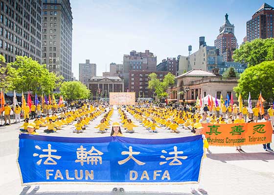 上千學員於紐約聯合廣場慶祝大法日