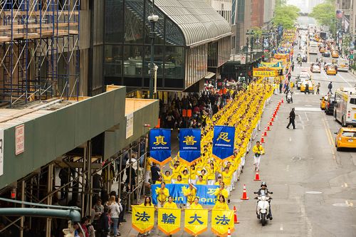 二零一六年五月十三日，近萬名來自世界五十三國、一百多個地區的法輪功學員在紐約曼哈頓舉行盛大遊行。