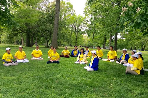 圖1：曼哈頓的公園裏，法輪功學員分成小組在公園各個角落裏演示功法