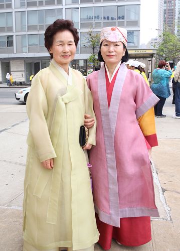 圖11：來自韓國的鄭女士（左）和金女士很高興能參加大遊行