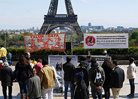 巴黎人權廣場 遊人簽名支持法輪功