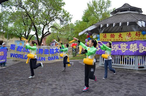 圖2：法輪功學員表演腰鼓舞《天韻舞春風》，慶祝世界法輪大法日。