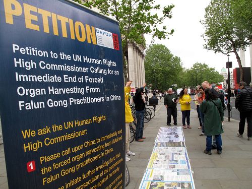 圖1-2：二零一六年五月二十一日，英國法輪功學員在位於倫敦市中心的聖馬丁廣場（St. Martin Place）開展講真相活動