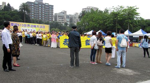 圖5：許多中國遊客駐足觀看法輪功學員的慶祝活動。