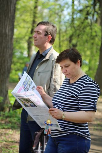 圖8-9：莫斯科庫斯明克公園裏，遊客閱讀法輪功真相資料