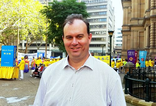 圖21：帕拉馬塔市政議員詹姆斯•肖（Councillor James Shaw Parramatta City Council）支持法輪功慶典活動