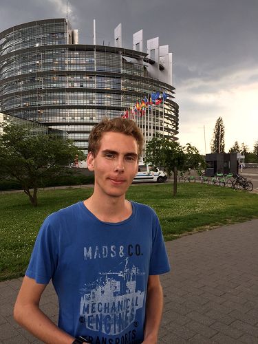 德國大學生馬龍•希爾登簽字支持法輪功學員。