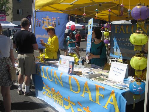 二零一六年六月五日，加拿大卡爾加裏法輪功學員參加了一年一度的丁香節，設立展位，與民眾分享法輪大法的美好。