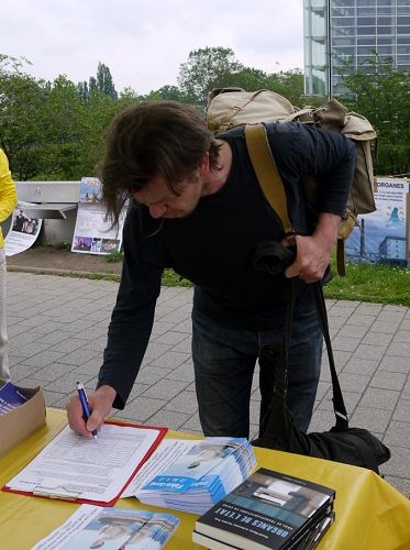法國學生公民電台的記者Nicolas簽字反活摘