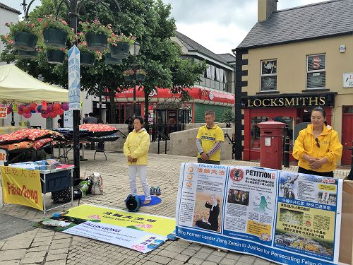 北愛爾蘭法輪功學員在弗馬納郡恩尼斯基倫鎮的繁華商業街舉行活動，揭露中共活摘器官