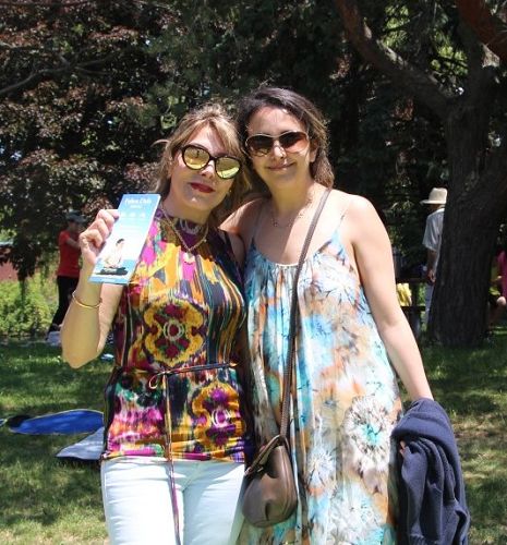 圖5：伊朗裔遊客Maryam和媽媽Bhnaz對法輪功很感興趣