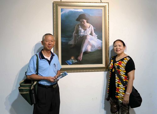 已退休的裴浙昆將軍夫婦讚揚畫作傳神，還要再來看一次。