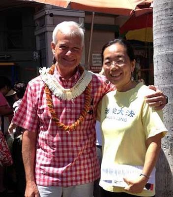 夏威夷州檀香山市市長考德威爾和法輪功學員合影表示支持