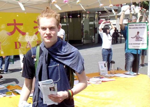 維爾茨堡非洲節上，十八歲青年Nathan Dombrowski關注在中國發生的對法輪功的迫害