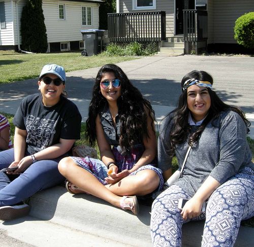 多倫多大學大學生Maddy Gupta（中）和威爾弗裏德•勞雷爾大學學生Nandani Seth 女士（左）及其妹妹（右）。她們表示法輪大法團隊很了不起。