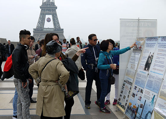 巴黎人權廣場 中西遊客支持法輪功