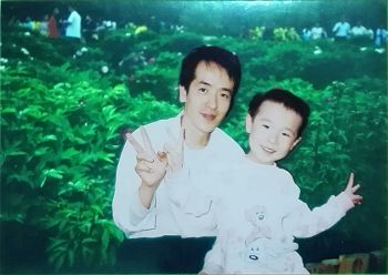 剛走出勞教所洗腦班後的李偉與他的兒子，攝於二零零四年
