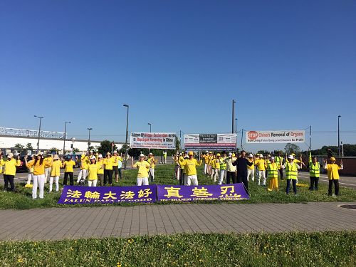 歐洲十三個國家的部份法輪功學員在法國斯特拉斯堡歐洲議會大廈前，呼籲議會採取行動制止活摘