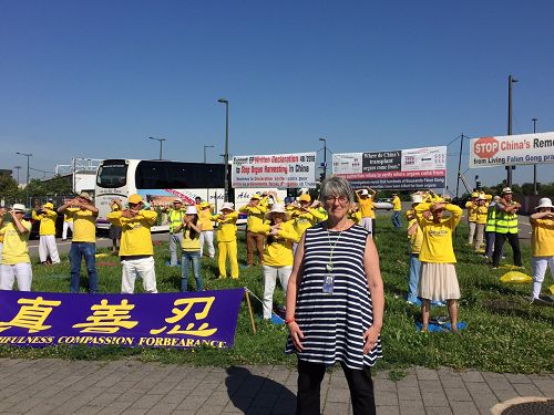 英國歐洲議會議員Julie Ward女士來到活動現場，以真相橫幅做背景留影
