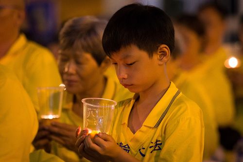 法輪功學員在台北舉辦燭光悼念活動，呼喚世人做出正確的選擇。