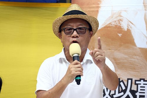 圖四：保衛香港自由聯盟發言人韓連山指責梁振英政府追隨中共惡黨欺壓香港及法輪功。