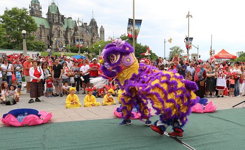 法輪功學員表演舞獅，與加拿大民眾同慶節日