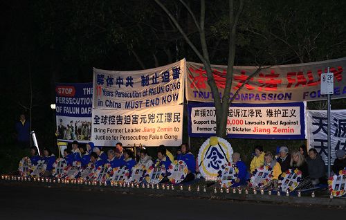 圖1-4：二零一六年七月二十日晚，墨爾本部份中西法輪功學員在中領館前舉行「七二零」燭光悼念活動。