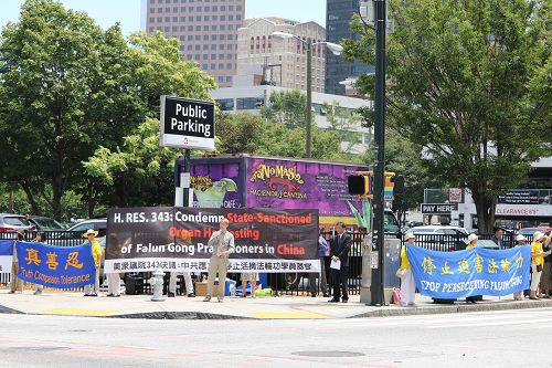 圖： 二零一六年七月二十日中午，亞特蘭大法輪功學員舉行集會，呼籲公眾譴責中共暴行，制止迫害。