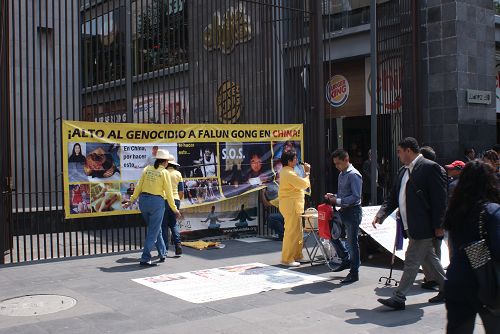 法輪功學員在墨西哥城唐人街講真相