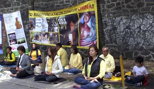 墨西哥城法輪功學員在中領館前要求停止迫害