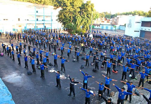 墨西哥警校六百多名警察學煉法輪功