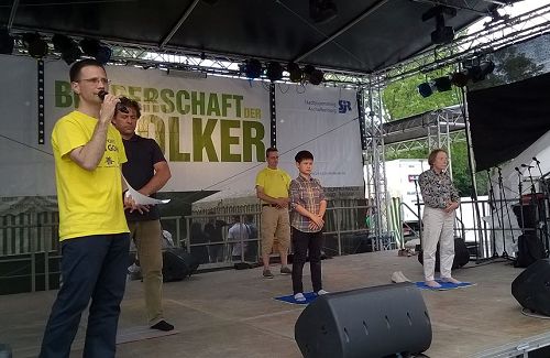 法輪功學員展示功法，揭開阿沙芬堡市今年的多族裔團結慶典舞台表演。