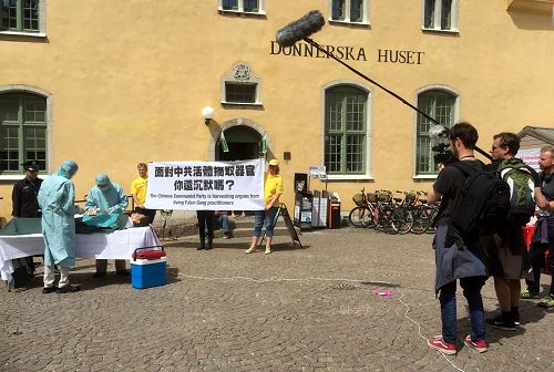 圖1-2，法輪功學員在瑞典榆樹谷公園周上舉辦活動，揭露中共迫害
