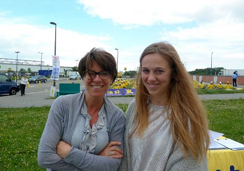圖7：來自比利時的英格利特（左）和史黛凡妮（右）是母女，她們簽字支持法輪功學員的訴求。
