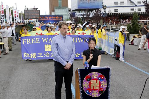 王曉丹（右）夫婦二零一六年八月十一日在紐約中領館前呼籲營救父親王治文