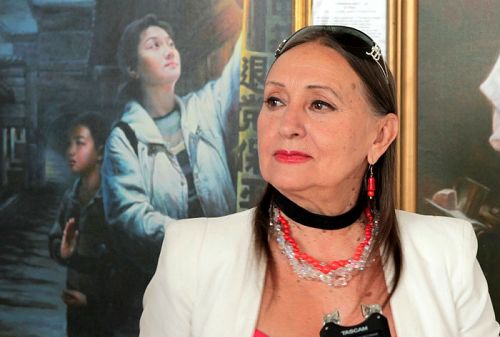 烏克蘭謝弗琴科大獎得主拉裏薩-卡多奇尼科娃觀看完畫展後接受採訪