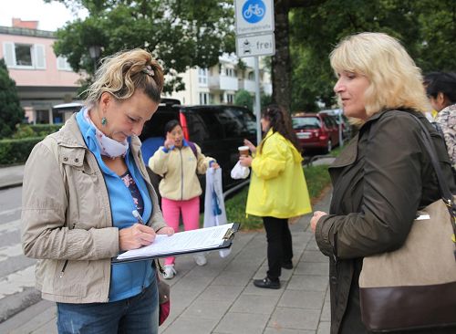 '德國教育工作者Angela Hannig女士簽名聲援法輪功學員反迫害。'