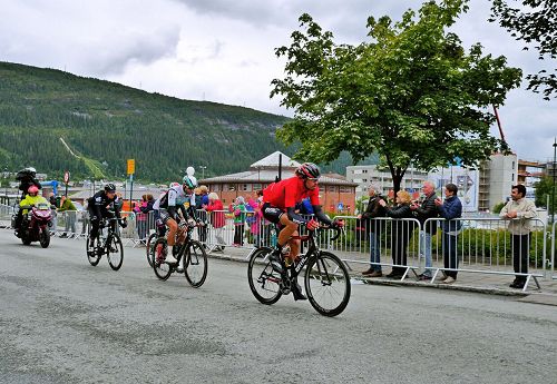 圖1：第四屆挪威北極自行車賽於二零一六年八月十三日，在挪威北部城市Mo i Rana經過。